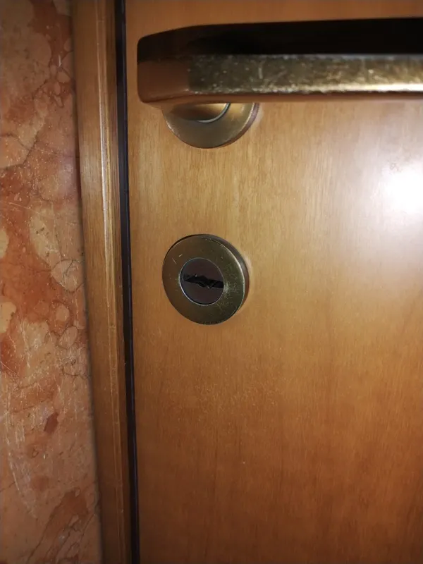 Cilindro europeo su porta rivestita in legno — Bagnara di Romagna (RA)