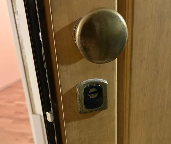 Pomolo e defender su porta blindata dopo il cambio cilindro a Bagnara di Romagna