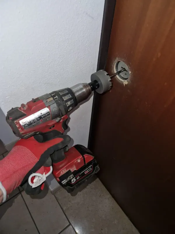 Foratura del pannello per installare il nuovo cilindro a Canda