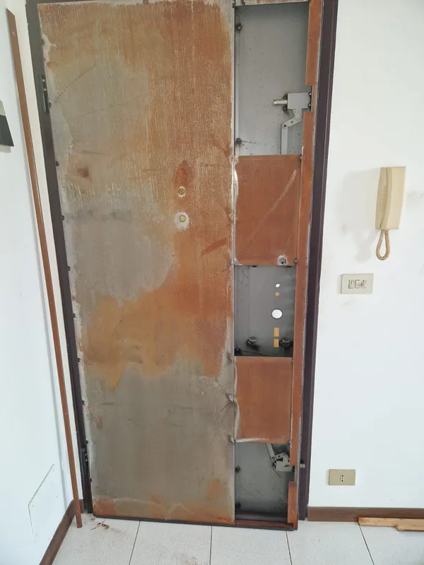 Scocca della porta blindata aperta durante l'intervento