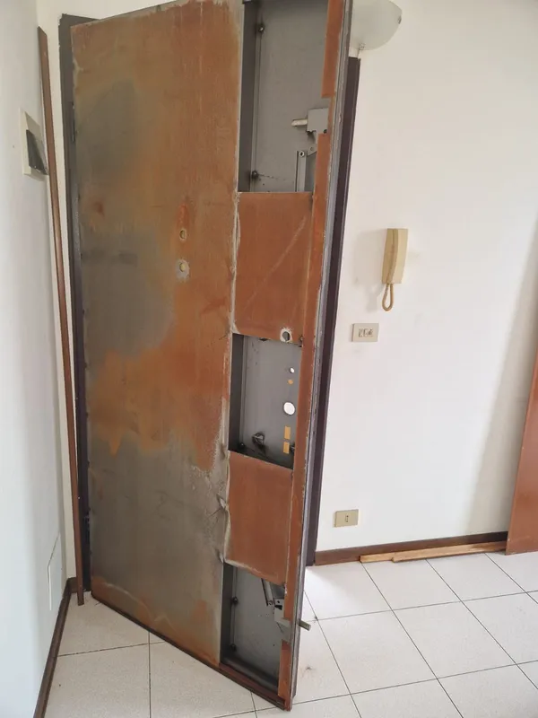 Porta blindata con pannello rimosso per il cambio della serratura — Canda (RO)