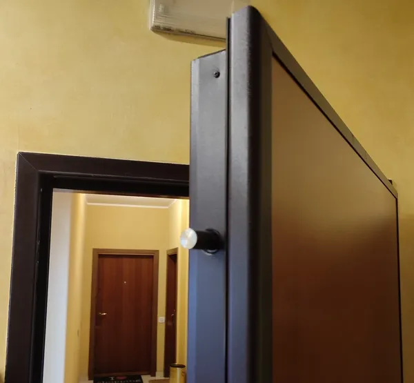 Porta blindata aperta dopo la sostituzione della serratura a Bagnara di Romagna