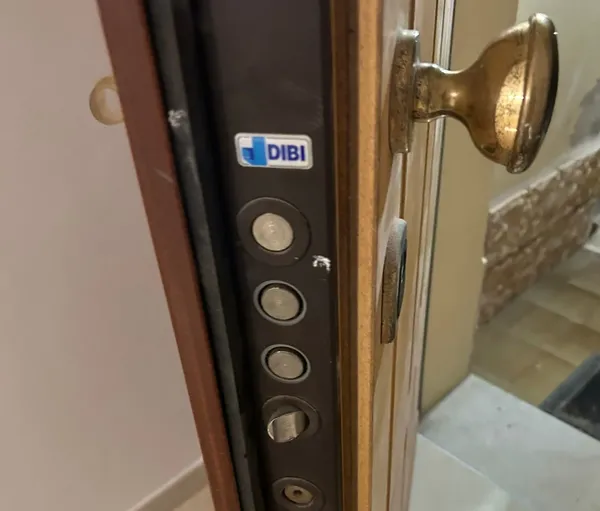 Frontale della serratura di una porta blindata con catenacci — Bagnara di Romagna (RA)